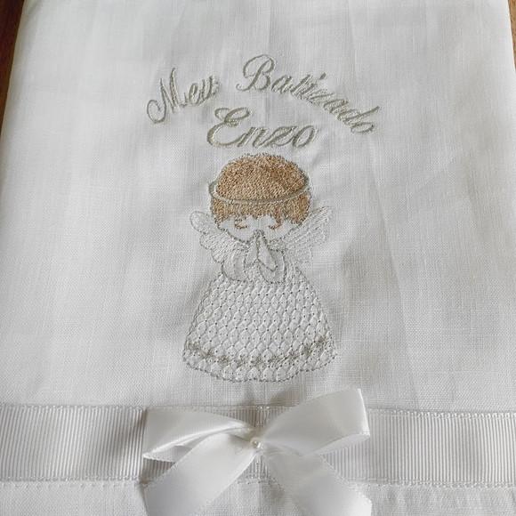 Toalha de Batizado em Linho Personalizada Bordado Anjinho