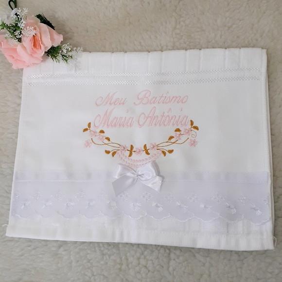 Toalha de Batizado Personalizada Bordada Flores e Nome