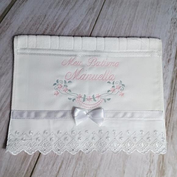 Toalha de Batizado Personalizada Bordada Flores Menina
