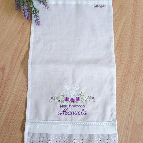 Toalha Linho Bordada Batizado Menina Flores e Vela Decorada