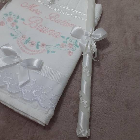 Toalha para Batizado Bordada Flores Menina e Vela Decorada