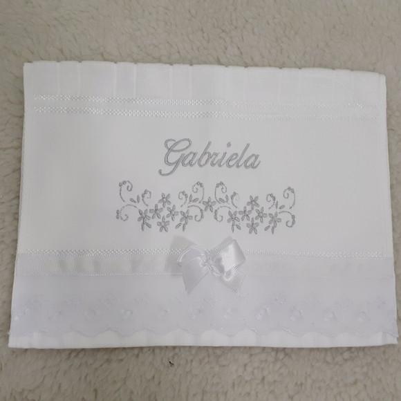 Toalha para Batizado Bordada Nome Flores Menina
