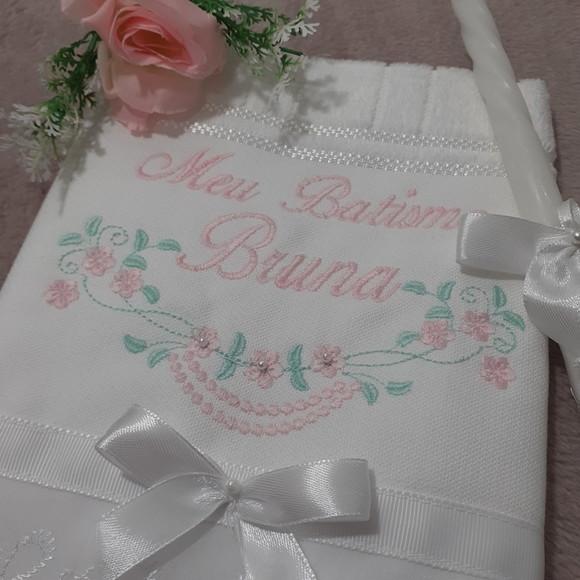 Toalha para Batizado Bordada Flores Menina e Vela Decorada