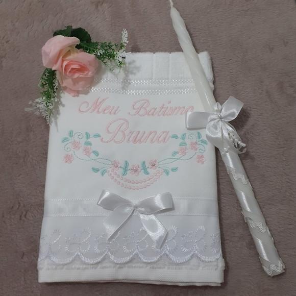 Toalha para Batizado Bordada Flores Menina e Vela Decorada