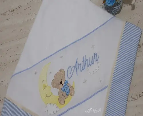 Cueiro Flanelado Personalizado Ursinho na Lua Menino Azul
