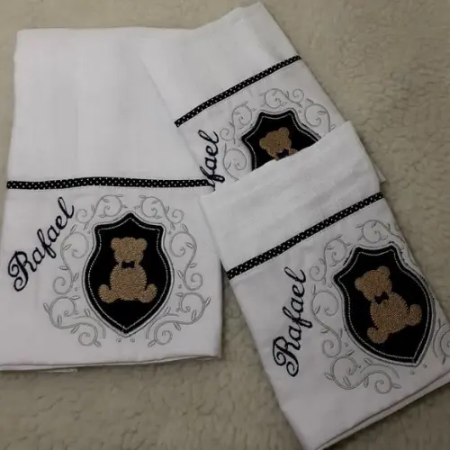Fralda de Ombro e Boca Personalizada Ursinho Brasão Marinho