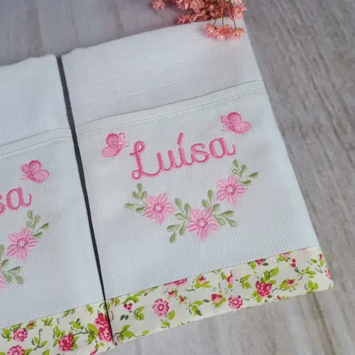 Fralda de Boca Raminho Floral com Nome Bordado