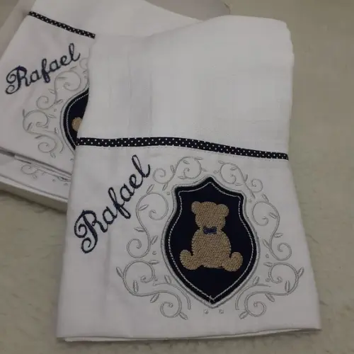 Fralda de Ombro e Boca Personalizada Ursinho Brasão Marinho