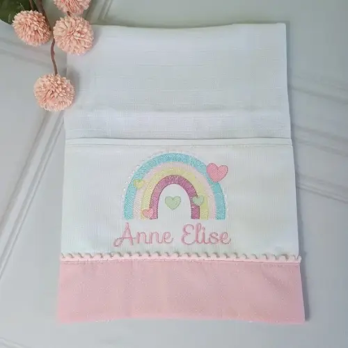 Fralda Multiuso Bordada Personalizada Arco-íris Delicado