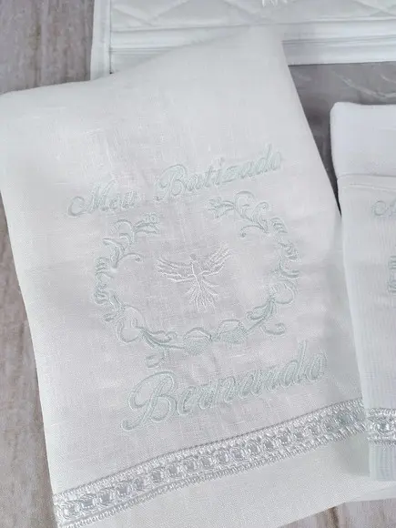 Kit Batismo Toalha Bordada Fralda e Embalagem Menino Azul
