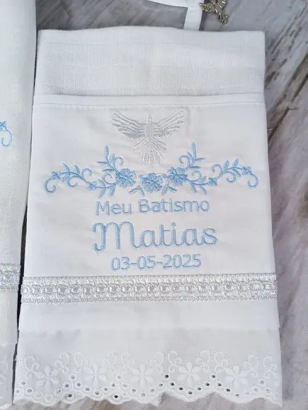 Kit Batizado Toalha Linho Bordada, Fralda, Vela e Embalagem
