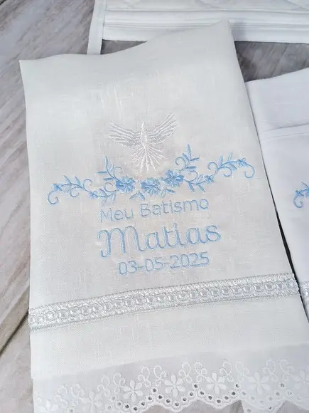 Kit Batizado Toalha Linho Bordada, Fralda, Vela e Embalagem