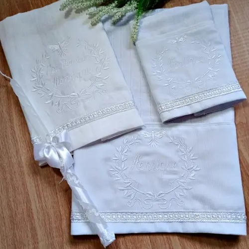 Kit Batizado Toalha Linho Fralda Boca e Ombro e Vela Branco
