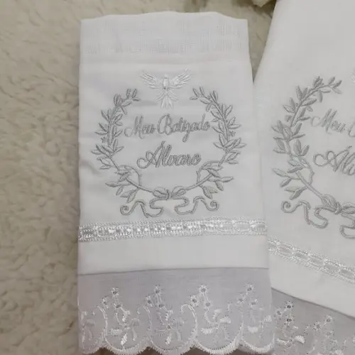 Kit Batizado Toalha Linho Vela Decorada e Fralda Boca