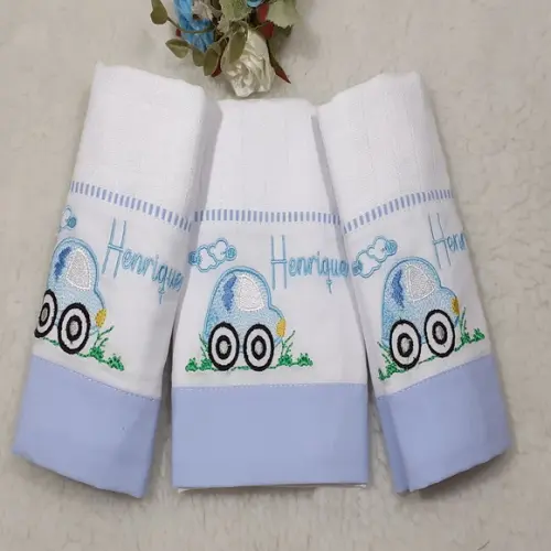 Kit Fralda de Cobrir e Fraldinhas de Boca Bordado Carrinho