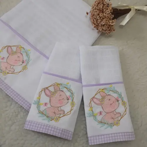 Kit Fralda de Ombro Bordada e Fraldinha de Boca Coelhinha