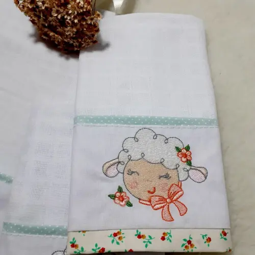 Kit Fralda de Ombro Bordada e Fraldinha de Boca Ovelhinha