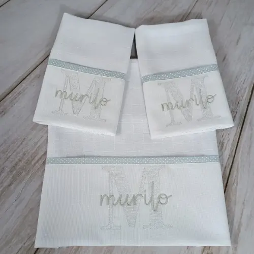 Kit Fraldas de Tecido Bordadas com Nome Personalizado Cinza