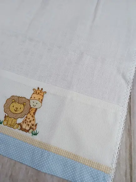 Kit Presente Cueiro Flanela Bordado e Fraldas Boca Safari