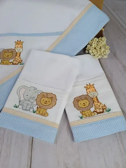 Kit Presente Cueiro Flanela Bordado e Fraldas Boca Safari
