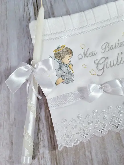 Kit Toalha Batismo Anjinho e Nome e Vela Decorada Menina