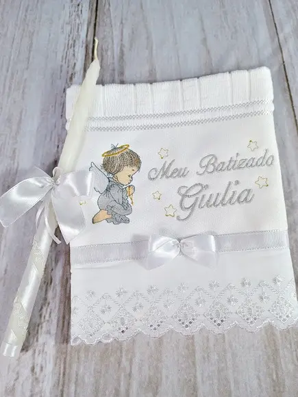 Kit Toalha Batismo Anjinho e Nome e Vela Decorada Menina