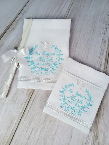 Kit Toalha Batismo Bordada Linho Vela Decorada e Fralda Boca