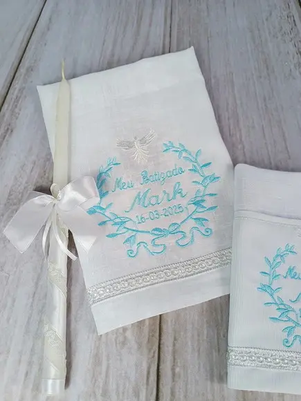 Kit Toalha Batismo Bordada Linho Vela Decorada e Fralda Boca