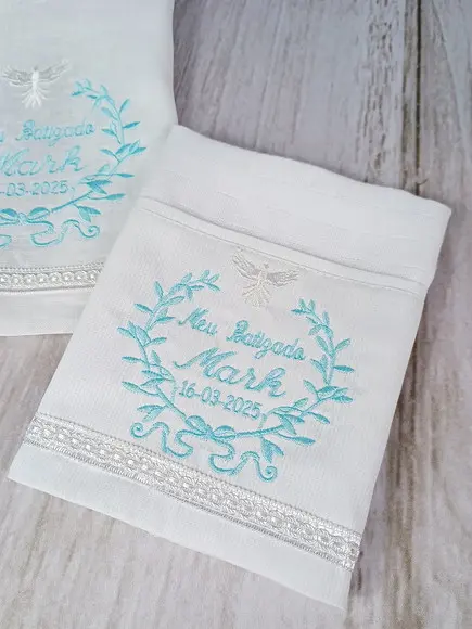 Kit Toalha Batismo Bordada Linho Vela Decorada e Fralda Boca