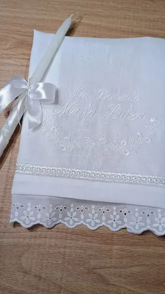 Kit Toalha Batismo de Linho Bordada Menina Branca e Vela