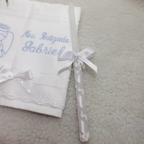 Kit Toalha Batizado Bordada Anjinho Menino e Vela Decorada