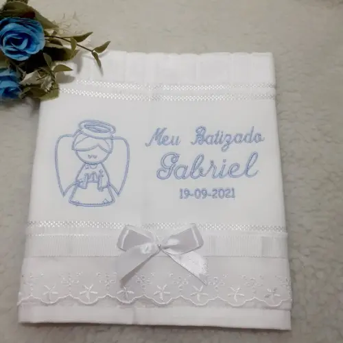 Kit Toalha Batizado Bordada Anjinho Menino e Vela Decorada