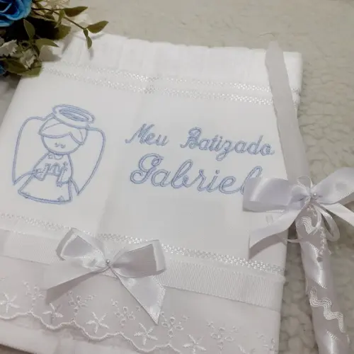 Kit Toalha Batizado Bordada Anjinho Menino e Vela Decorada