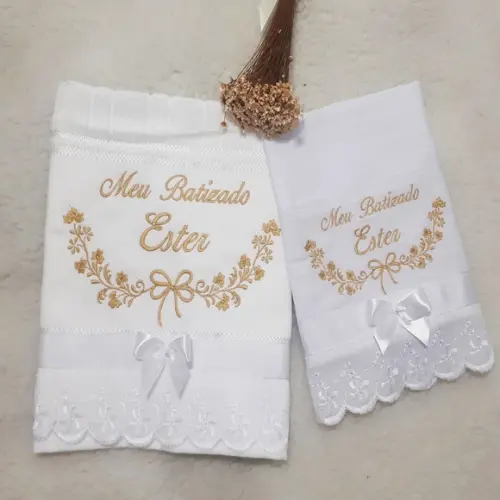 Kit Toalha Batizado Bordada Flores Dourada e Fralda de Boca