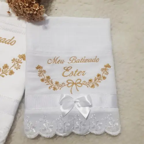 Kit Toalha Batizado Bordada Flores Dourada e Fralda de Boca