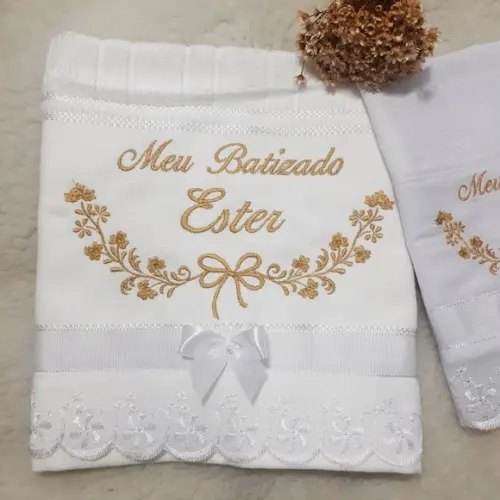 Kit Toalha Batizado Bordada Flores Dourada e Fralda de Boca