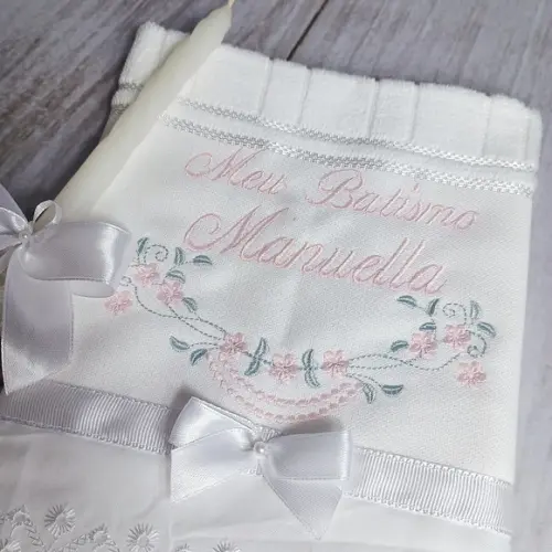 Kit Toalha Batizado Bordada Flores Rosa e Vela Decorada