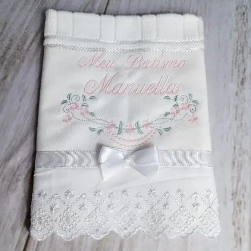 Kit Toalha Batizado Bordada Flores Rosa e Vela Decorada