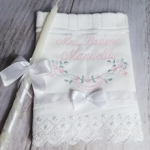 Kit Toalha Batizado Bordada Flores Rosa e Vela Decorada