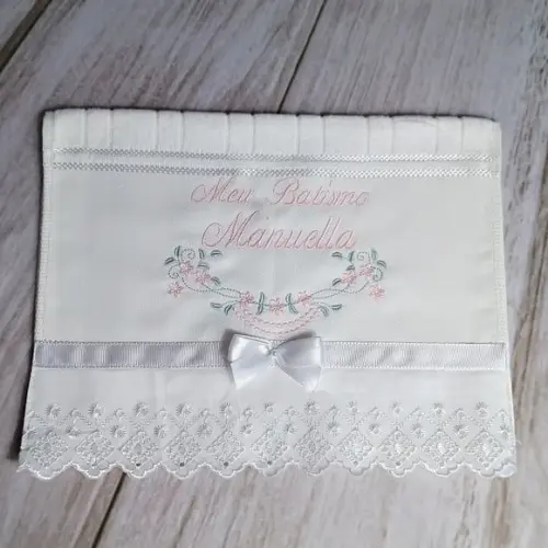 Kit Toalha Batizado Bordada Flores Rosa e Vela Decorada