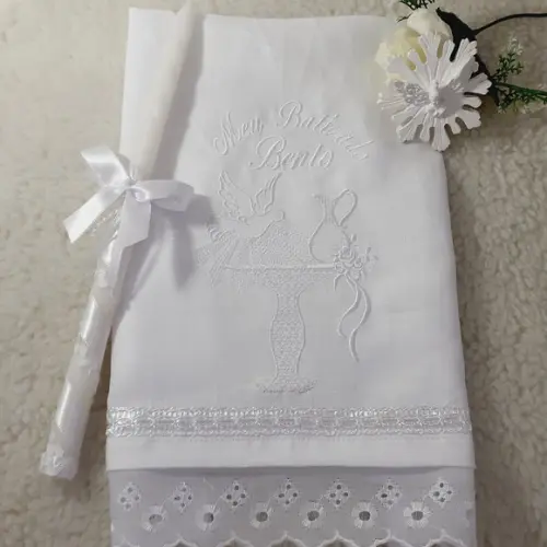 Kit Toalha Batizado Cambraia de Linho Bordada Vela Decorada