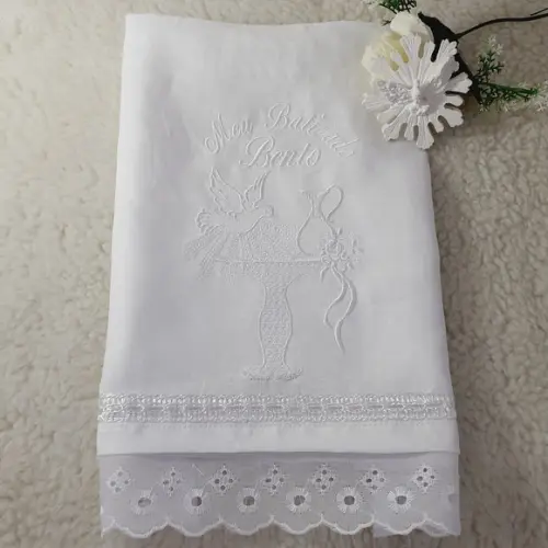 Kit Toalha Batizado Cambraia de Linho Bordada Vela Decorada