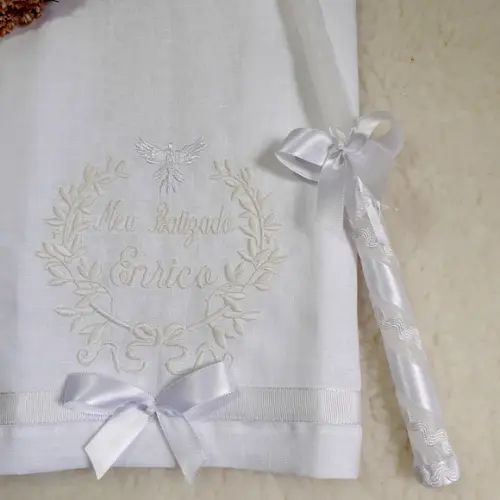 Kit Toalha Batizado Cambraia de Linho Bordada Vela Decorada