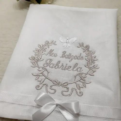 Kit Toalha Batizado Cambraia de Linho Bordada Vela Decorada