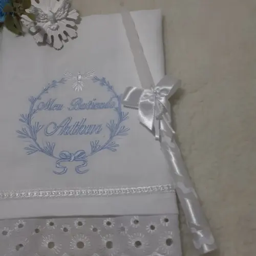 Kit Toalha Batizado Cambraia de Linho Bordada Vela Decorada