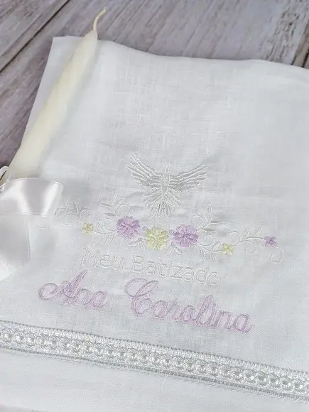 Kit Toalha Batizado Cambraia de Linho Bordadae Vela Decorada