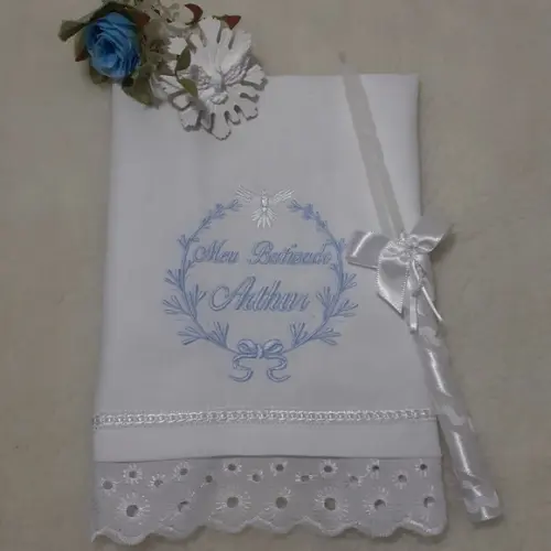 Kit Toalha Batizado Cambraia de Linho Bordada Vela Decorada