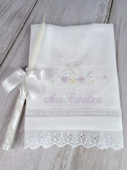 Kit Toalha Batizado Cambraia de Linho Bordadae Vela Decorada