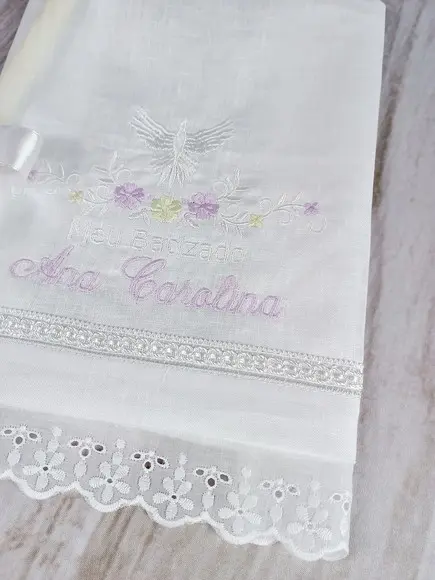 Kit Toalha Batizado Cambraia de Linho Bordadae Vela Decorada