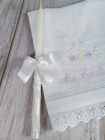 Kit Toalha Batizado Cambraia de Linho Bordadae Vela Decorada